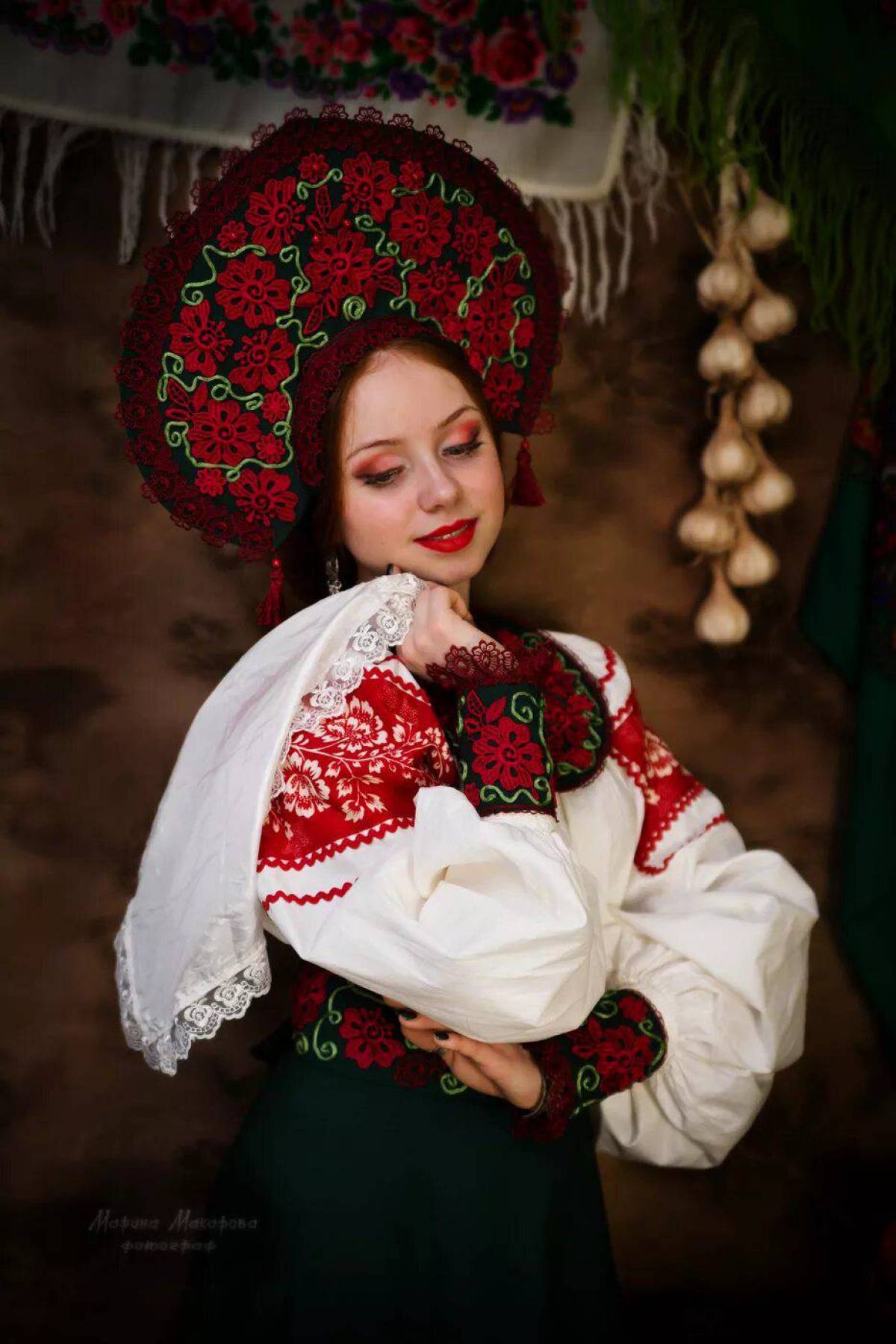 Take a pause and enjoy Women in Slavic costumes — streaming from Xiangtan