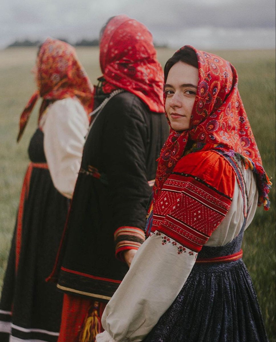Women in Slavic costumes’s look of the day — catch her live in Xiangtan